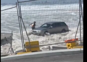 Καταιγίδα Άλφρεντ: Καρέ καρέ η στιγμή που τα κύματα παρασύρουν αυτοκίνητο σταθμευμένο σε πάρκινγκ