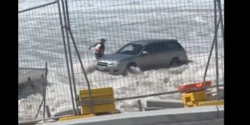 Καταιγίδα Άλφρεντ: Καρέ καρέ η στιγμή που τα κύματα παρασύρουν αυτοκίνητο σταθμευμένο σε πάρκινγκ