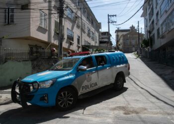 Τουλάχιστον 11 νεκροί σε σύγκρουση επιβατικού βαν με νταλίκα