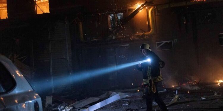 Ρωσικό drone έπληξε πολυκατοικία στο Χάρκοβο – Τουλάχιστον επτά τραυματίες