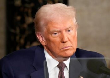 Ξηλώνει τα δημόσια αμερικανικά Μέσα Ενημέρωσης που εκπέμπουν στο εξωτερικό