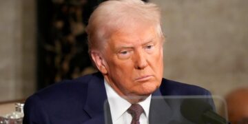 Ξηλώνει τα δημόσια αμερικανικά Μέσα Ενημέρωσης που εκπέμπουν στο εξωτερικό