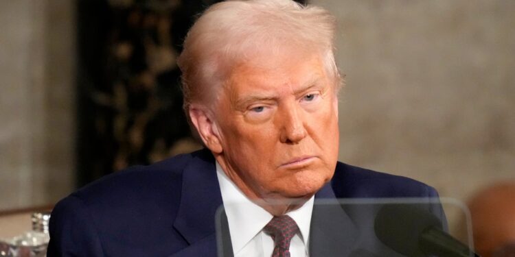 Ξηλώνει τα δημόσια αμερικανικά Μέσα Ενημέρωσης που εκπέμπουν στο εξωτερικό