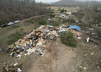 Ανεμοστρόβιλοι και καταιγίδες στοίχισαν τη ζωή σε 27 ανθρώπους