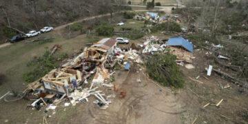 Ανεμοστρόβιλοι και καταιγίδες στοίχισαν τη ζωή σε 27 ανθρώπους