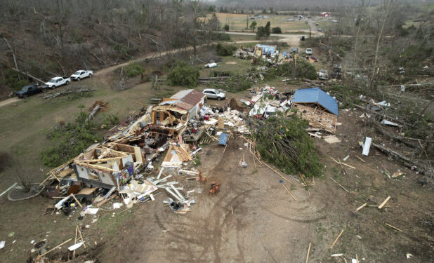 Ανεμοστρόβιλοι και καταιγίδες στοίχισαν τη ζωή σε 27 ανθρώπους