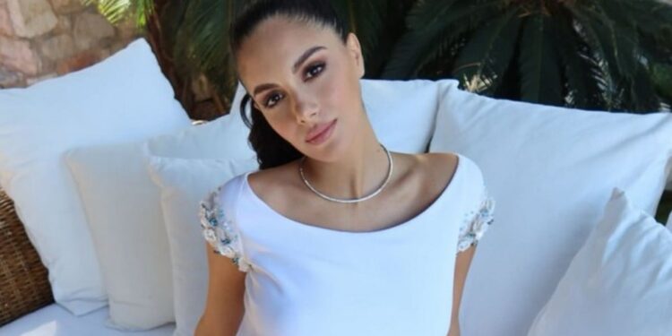 Βόλτα με τον τεσσάρων μηνών γιο της στην παραλία