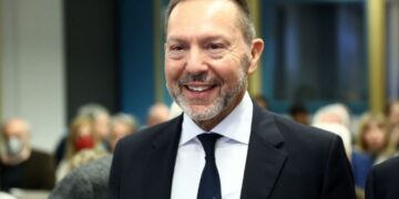 Δεν υπάρχουν δημοσιονομικά περιθώρια για να επανέλθουν ο 13ος και ο 14ος μισθός στο Δημόσιο