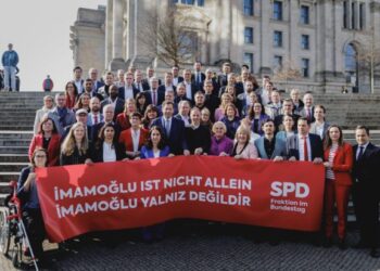 Οι βουλευτές του SPD ανήρτησαν πανό υπέρ του Εκρέμ Ιμάμογλου