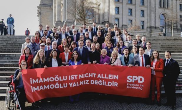 Οι βουλευτές του SPD ανήρτησαν πανό υπέρ του Εκρέμ Ιμάμογλου