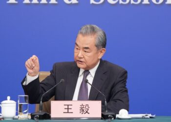 O Κινέζος ΥΠΕΞ καταγγέλλει τους «αδικαιολόγητους» δασμούς των ΗΠΑ