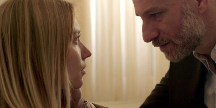 Η Μαρία λαμβάνει ένα μυστηριώδες δέμα που αλλάζει όλα τα δεδομένα