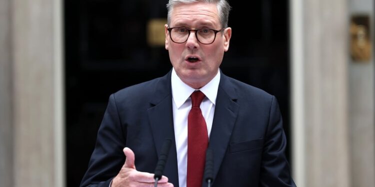 «Ενισχυμένος» σε δημοσκόπηση στη Βρετανία από τις κινήσεις του στη διεθνή σκηνή