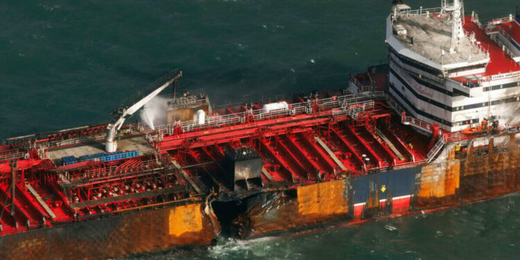 Βίντεο από την στιγμή της σύγκρουσης του φορτηγού πλοίου με το τάνκερ