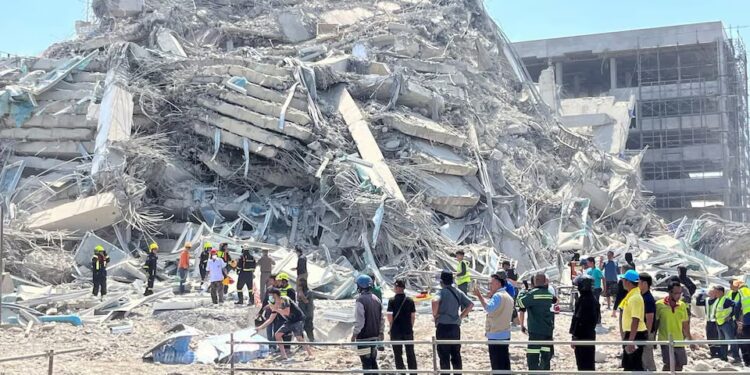 Σεισμός 7,7 βαθμών στη Μιανμάρ: Παγιδευμένοι εργάτες στα συντρίμμια κτιρίου που κατέρρευσε και αναφορές για δεκάδες νεκρούς