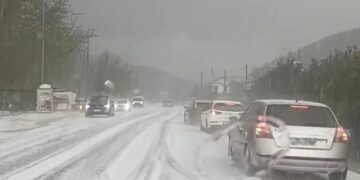 Κακοκαιρία: Σφοδρή χαλαζόπτωση στην Αγία Ελεούσα Μεσολογγίου – «Άσπρισαν» δρόμοι και χωράφια