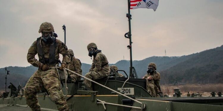 Καταδικάζει τις επικείμενες κοινές στρατιωτικές ασκήσεις ΗΠΑ-Νότιας Κορέας