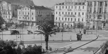 Αναγνωρίζετε την πλατεία; Είναι από τις πιο γνωστές