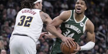 Ο Γιάννης Αντετοκούνμπο οδήγησε τους Μπακς σε ανατροπή και νίκη