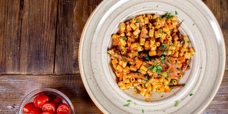 Παραδοσιακή συνταγή για χταπόδι με κοφτό μακαρονάκι