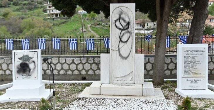 Άγνωστοι βανδάλισαν το Μνημείο Ηρώων στον Δομοκό