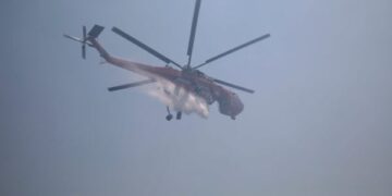 Φωτιά στη Λευκάδα – Επιχειρεί και ένα ελικόπτερο