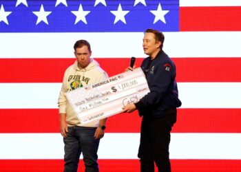 Μασκ: Προσέφερε από 1 εκατ. δολάρια σε δύο ψηφοφόρους στο Ουισκόνσιν