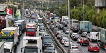 Διακοπή κυκλοφορίας στην εθνική οδό Αθηνών-Κορίνθου λόγω ανατροπής φορτηγού