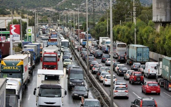 Διακοπή κυκλοφορίας στην εθνική οδό Αθηνών-Κορίνθου λόγω ανατροπής φορτηγού