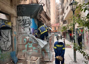 Εξάρχεια: Φωτιά σε σκουπίδια στο εσωτερικό εγκαταλελειμμένου κτιρίου – Σε εξέλιξη επιχείρηση της Πυροσβεστικής