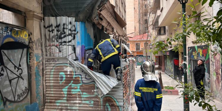 Εξάρχεια: Φωτιά σε σκουπίδια στο εσωτερικό εγκαταλελειμμένου κτιρίου – Σε εξέλιξη επιχείρηση της Πυροσβεστικής