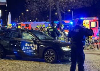 Αυτοκίνητο έπεσε πάνω σε πλήθος – Αναφορές για τραυματίες