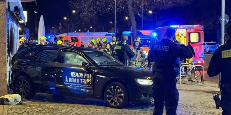 Αυτοκίνητο έπεσε πάνω σε πλήθος – Αναφορές για τραυματίες