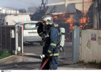 Ηράκλειο: Συνεχίζεται η επιχείρηση των πυροσβεστών στο εργοστάσιο ξυλείας
