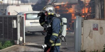 Ηράκλειο: Συνεχίζεται η επιχείρηση των πυροσβεστών στο εργοστάσιο ξυλείας