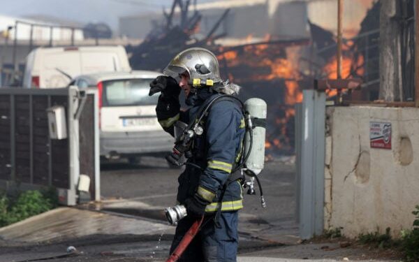 Ηράκλειο: Συνεχίζεται η επιχείρηση των πυροσβεστών στο εργοστάσιο ξυλείας