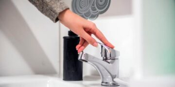 Η απλή μέθοδος καθαρισμού που εξαφανίζει τα άλατα σε 30 λεπτά χωρίς τρίψιμο