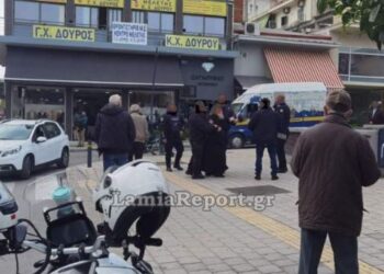 Λαμία: Βίντεο-σοκ με τον ιερέα σε κατάσταση αμόκ να βρίζει και να απειλεί αστυνομικούς