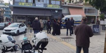 Λαμία: Βίντεο-σοκ με τον ιερέα σε κατάσταση αμόκ να βρίζει και να απειλεί αστυνομικούς