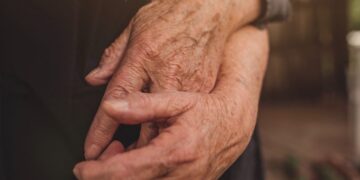 Ηλικιωμένη χτύπησε τον ανάπηρο σύζυγό της και απείλησε να τον μαχαιρώσει