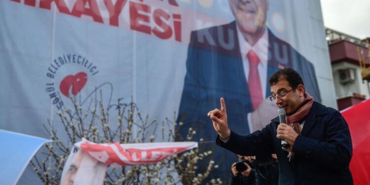 Πώς η κίνηση του Ερντογάν σε βάρος του Ιμάμογλου βυθίζει την Τουρκία στην κρίση