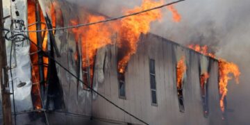 Ηράκλειο: Κόλαση φωτιάς στη βιομηχανική περιοχή – Καίγεται εργοστάσιο ξυλείας, «μάχη» να μην επεκταθούν οι φλόγες