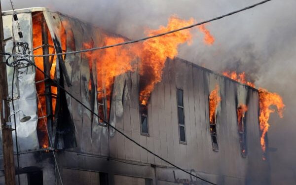 Ηράκλειο: Κόλαση φωτιάς στη βιομηχανική περιοχή – Καίγεται εργοστάσιο ξυλείας, «μάχη» να μην επεκταθούν οι φλόγες