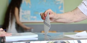 Δημοσκόπηση MRB: Προβάδισμα 8,5 μονάδων της ΝΔ από το ΠΑΣΟΚ, τρίτο κόμμα η Πλεύση Ελευθερίας