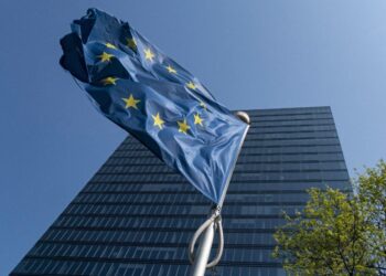 Καλεί την Ελλάδα να μεταφέρει πλήρως στο εθνικό της δίκαιο την ευρωπαϊκή πράξη για την προσβασιμότητα