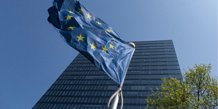 Καλεί την Ελλάδα να μεταφέρει πλήρως στο εθνικό της δίκαιο την ευρωπαϊκή πράξη για την προσβασιμότητα