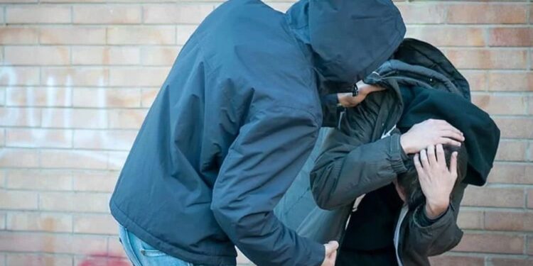 16χρονος κατήγγειλε πως δέχθηκε άγρια επίθεση από δύο συνομήλικούς του