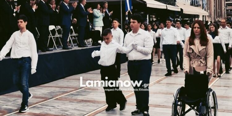 25η Μαρτίου: Συγκλόνισε μαθητής στη Λαμία – Σηκώθηκε από το αμαξίδιο και παρέλασε με τη δύναμη της ψυχής του