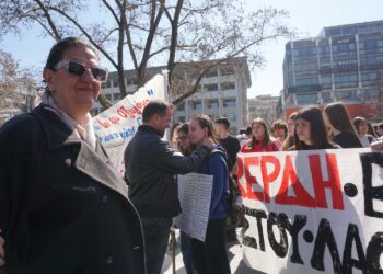 Λάρισα: Ο Νίκος Πλακιάς και η Χρυσούλα Χλωρού στο μαθητικό συλλαλητήριο για τα Τέμπη