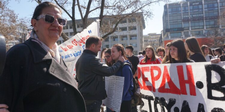 Λάρισα: Ο Νίκος Πλακιάς και η Χρυσούλα Χλωρού στο μαθητικό συλλαλητήριο για τα Τέμπη